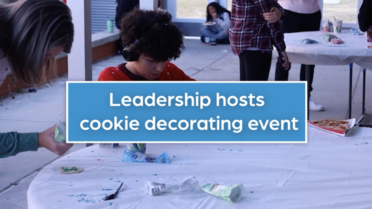 Leadership hosts cookie decorating event